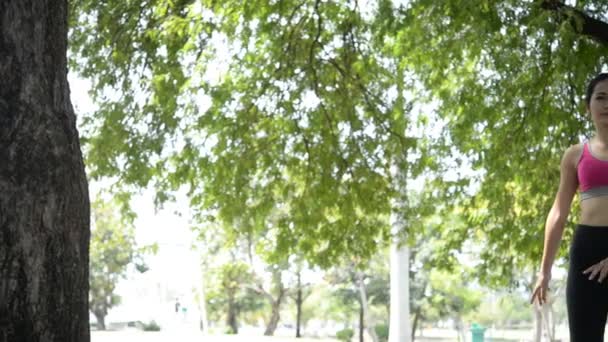 Joven Mujer Asiática Haciendo Ejercicios Parque Durante Día — Vídeo de stock