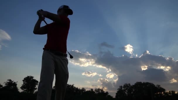 Golfista Masculino Jugando Golf Campo Herboso — Vídeo de stock