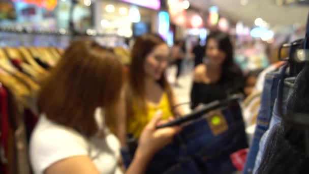 Жінки Друзі Вибирають Одяг Торговому Центрі Концепція Покупок — стокове відео