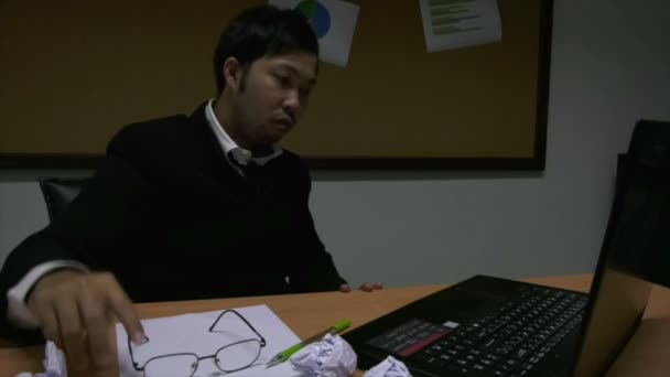 Asiatisk Affärsman Som Arbetar Kontoret — Stockvideo