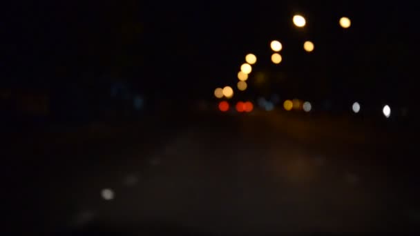开车通过公路 模糊的城市灯光作为背景 — 图库视频影像