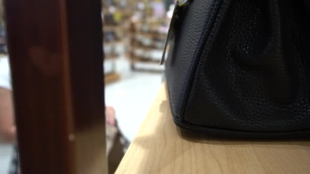 Alışveriş Merkezinde Ayakkabı Seçen Kadın Alışveriş Konsepti — Stok video