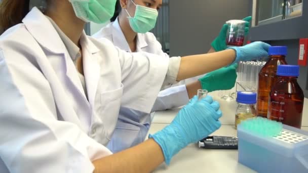 Câmera Lenta Duas Mulheres Asiáticas Cientistas Fazendo Testes Laboratório Farmacêutico — Vídeo de Stock