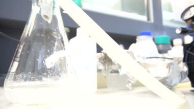 Laboratuvarda çalışan kadın bilim adamı.