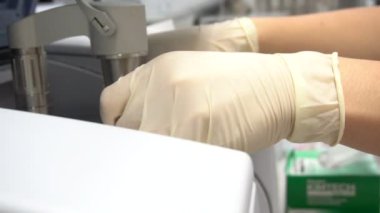 Laboratuvarda çalışan kadın bilim adamı.