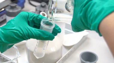 Laboratuvarda çalışan kadın bilim adamı.