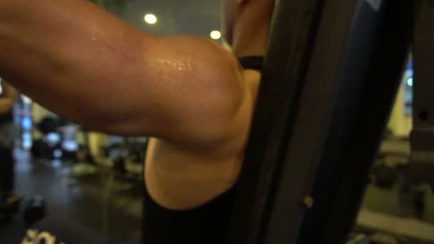 Portrait Musclé Asiatique Homme Formation Dans Salle Gym Exercice Poids — Video