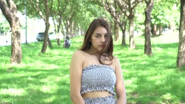 昼間に屋外でポーズをとる若いアジア系女性の肖像画 — ストック動画