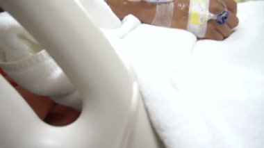 Yaşlı Asyalı kadın hastanede hasta, hastalık konsepti.