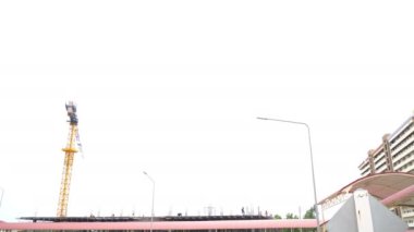 İnşaat alanı. Gökyüzü güzel, vinç çalışıyor.
