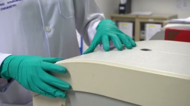 erkek bilim adamı laboratuarda çalışıyor.