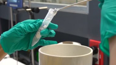 Laboratuvarda çalışan kadın bilim adamı.