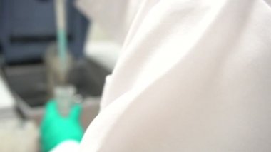 Laboratuvarda çalışan kadın bilim adamı.