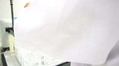 erkek bilim adamı laboratuarda çalışıyor.