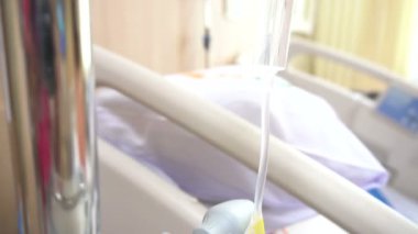 Geçmişi bulanık bir hastane odası.