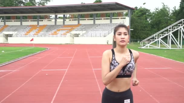 Jong Aziatische Sportieve Vrouw Hardlopen Sportveld — Stockvideo