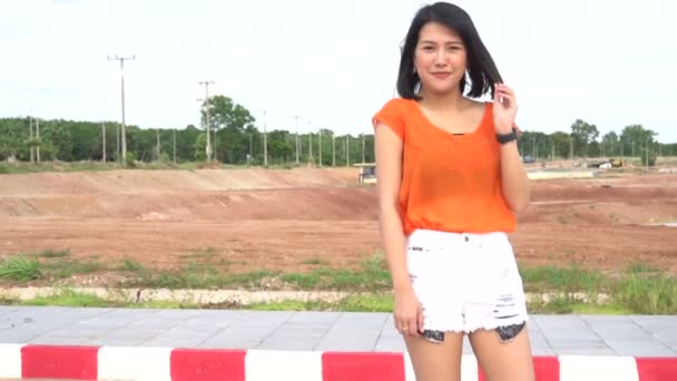 Hermosa Mujer Asiática Posando Carretera Durante Día Tailandia Personas — Vídeo de stock