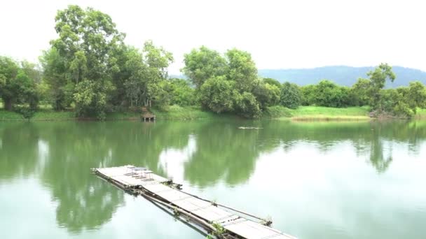 Vista Lago Con Ponte Legno Durante Giorno — Video Stock