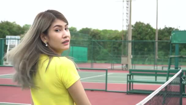 Портрет Красивой Азиатской Девушки Теннисном Корте — стоковое видео