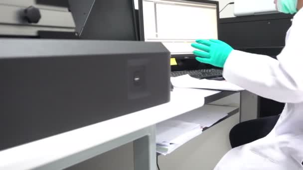 Γυναίκα Επιστήμονας Που Εργάζεται Στο Εργαστήριο — Αρχείο Βίντεο