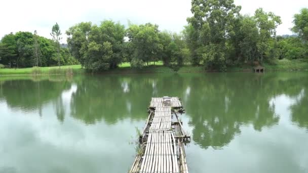 Blick Auf Den See Mit Holzbrücke Bei Tag — Stockvideo