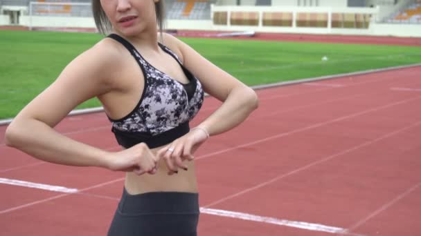 Joven Asiático Deportivo Mujer Haciendo Ejercicios Campo Deporte — Vídeos de Stock