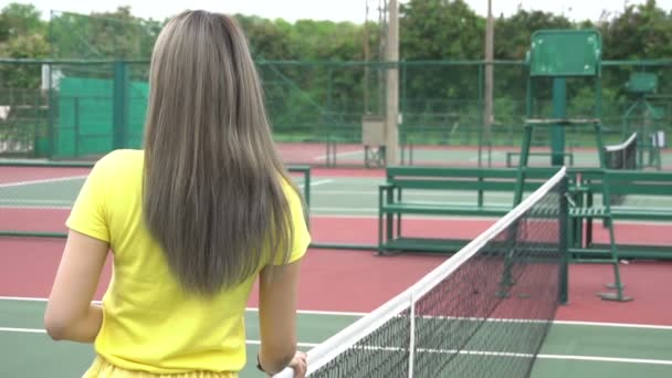 Porträtt Vacker Asiatisk Flicka Tennisbana — Stockvideo