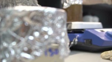 Laboratuvarda çalışan kadın bilim adamı.