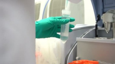 Laboratuvarda çalışan kadın bilim adamı.