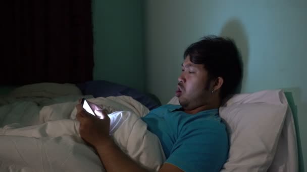 Ásia Homem Jogar Smartphone Cama Noite — Vídeo de Stock