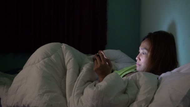 Asiatique Femme Jouer Jeu Sur Smartphone Dans Lit Nuit — Video
