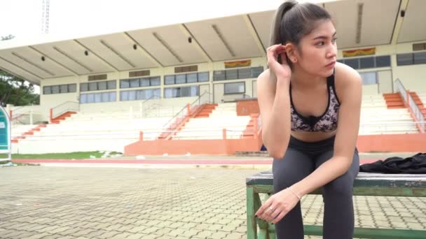 Joven Asiático Deportivo Mujer Posando Deporte Campo — Vídeos de Stock