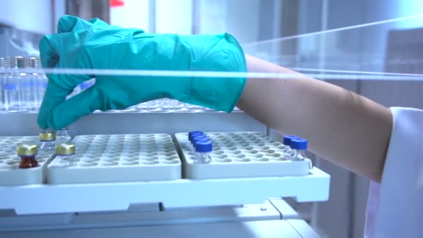 研究室で働く女性科学者 — ストック動画