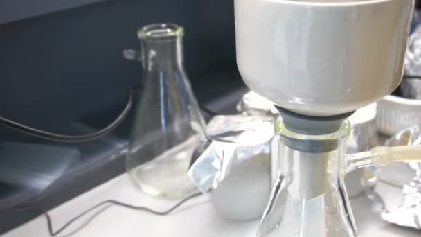 Chercheuse travaillant en laboratoire