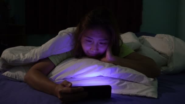 Asiatische Frau Spielt Spiel Auf Smartphone Bett Der Nacht — Stockvideo