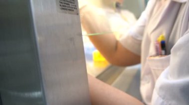 Laboratuvarda çalışan kadın bilim adamı.