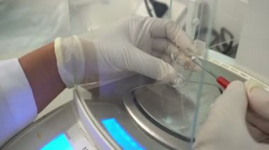 Laboratuvarda çalışan kadın bilim adamı.