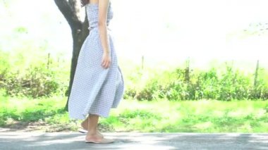 Laboratuvarda çalışan kadın bilim adamı.