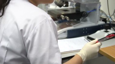 Laboratuvarda çalışan kadın bilim adamı.