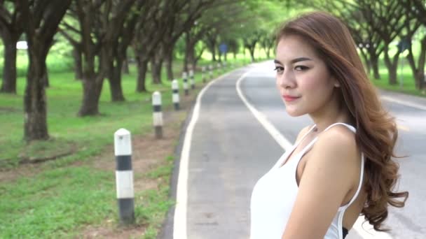 Jovem Bela Mulher Asiática Posando Livre Durante Dia — Vídeo de Stock