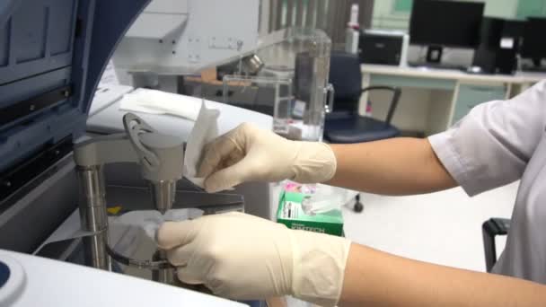 Laboratuvarda Çalışan Kadın Bilim Adamı — Stok video