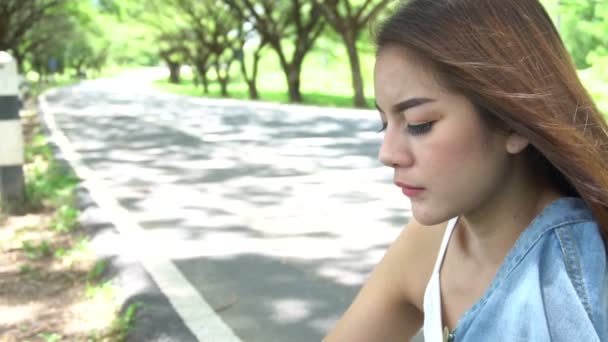 Jovem Bonito Asiático Triste Mulher Sentado Estrada Lado Daytime — Vídeo de Stock