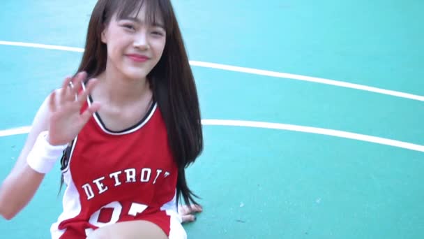Hermosa Mujer Asiática Posando Campo Baloncesto Tailandia Personas — Vídeo de stock