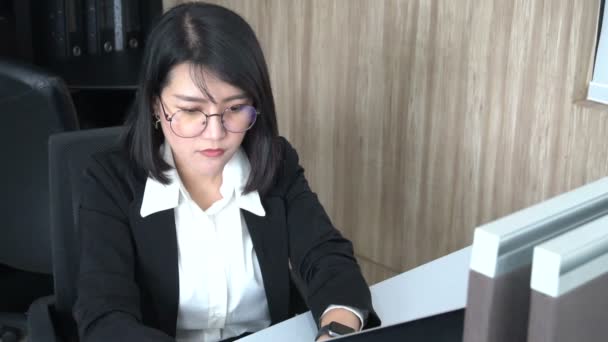 Porträt Einer Asiatin Die Büro Arbeitet Thailänderinnen — Stockvideo