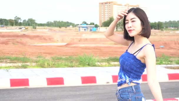 Schön Asiatische Frau Posiert Auf Straße Bei Tag Thailand People — Stockvideo