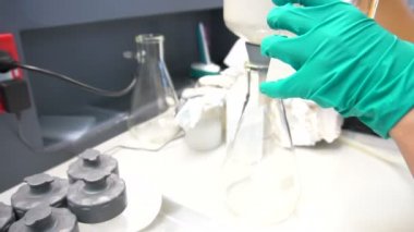 Laboratuvarda çalışan kadın bilim adamı.