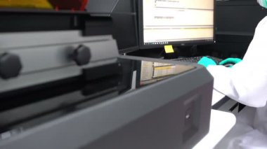 Laboratuvarda çalışan kadın bilim adamı.