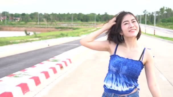 Joven Asiático Mujer Caminar Aire Libre Vídeo — Vídeo de stock