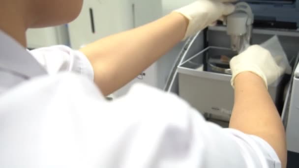 Científica Femenina Trabajando Laboratorio — Vídeo de stock