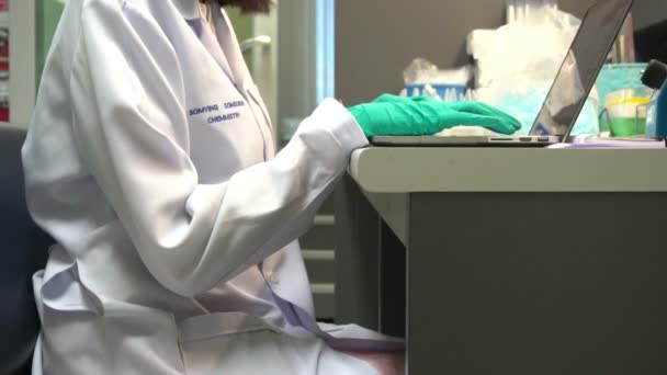 Científica Femenina Trabajando Laboratorio — Vídeo de stock